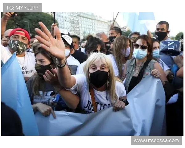 瓦伦西亚球迷抗议持续，球队表现与管理层决策引发广泛不满