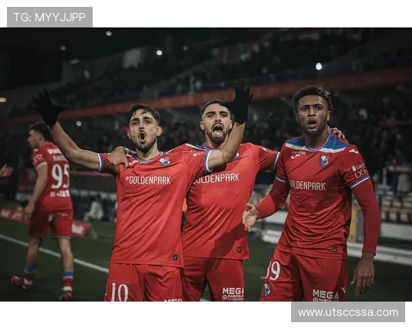 曼联更衣室矛盾再度曝光,球队稳定性面临考验,近期表现受影响 曼联更衣室矛盾再度曝光,球队稳定性面临考验,近期表现受影响